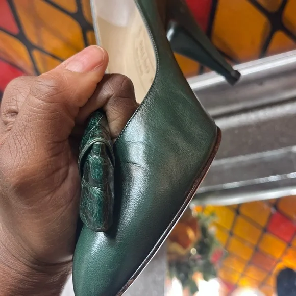 Vintage 1980’s Bruno Magli Size 8 Green Leather Heels with Croc Bow - Picture 9 of 17